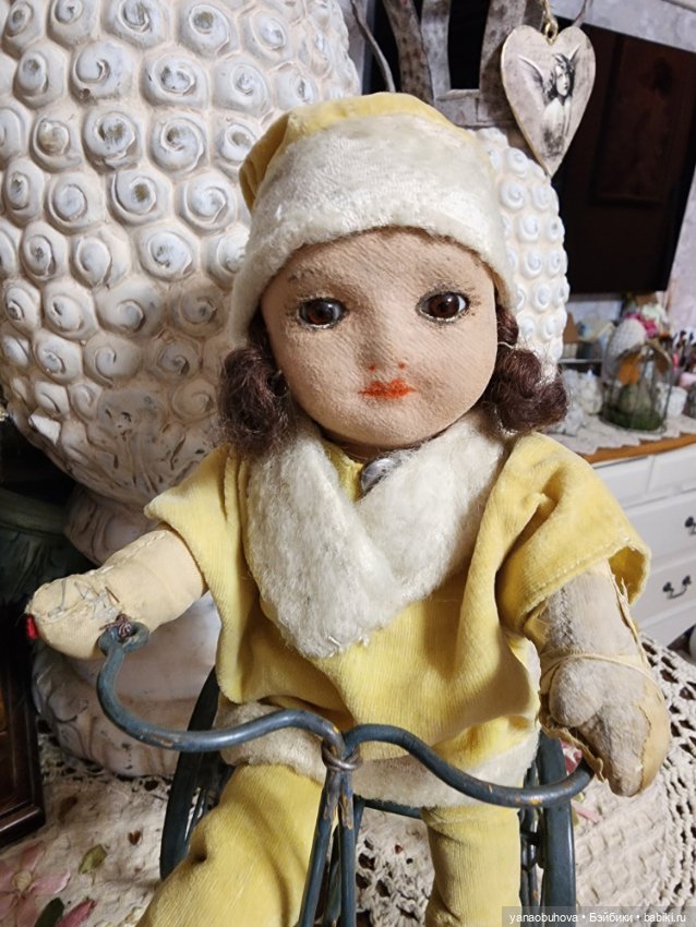 Антикварная кукла из войлока на велосипеде, Англия (фото 7)