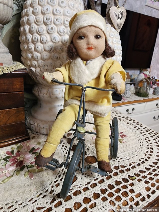 Антикварная кукла из войлока на велосипеде, Англия