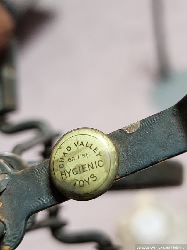 Антикварная кукла из войлока на велосипеде, Англия (фото 8)