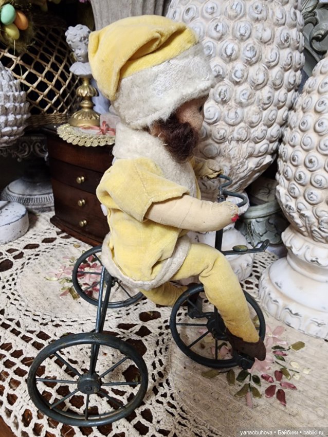 Антикварная кукла из войлока на велосипеде, Англия (фото 4)