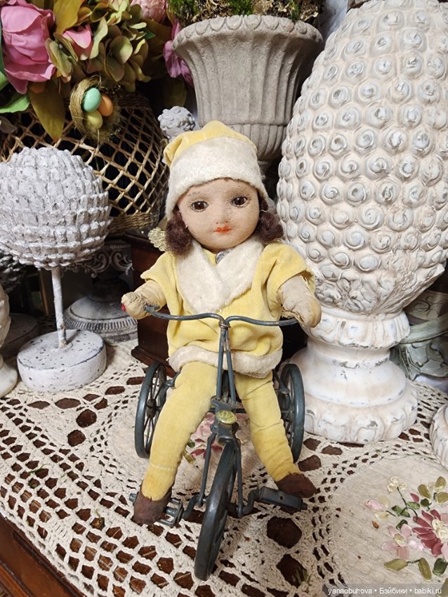 Антикварная кукла из войлока на велосипеде, Англия (фото 2)