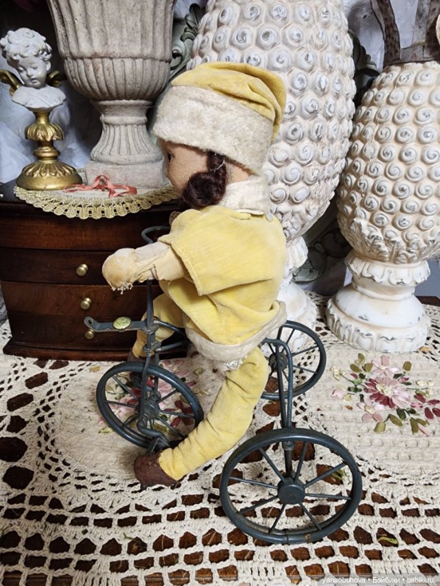Антикварная кукла из войлока на велосипеде, Англия (фото 5)
