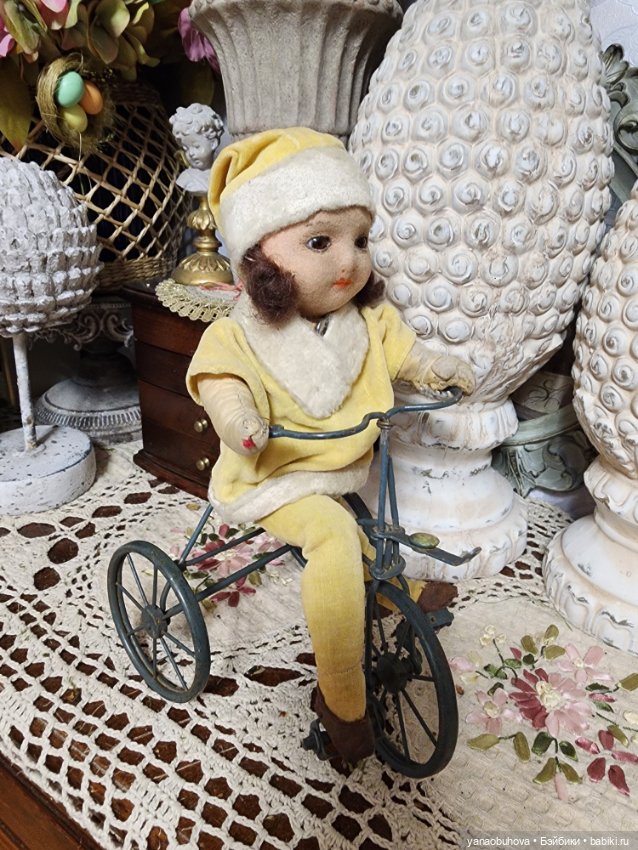 Антикварная кукла из войлока на велосипеде, Англия (фото 3)