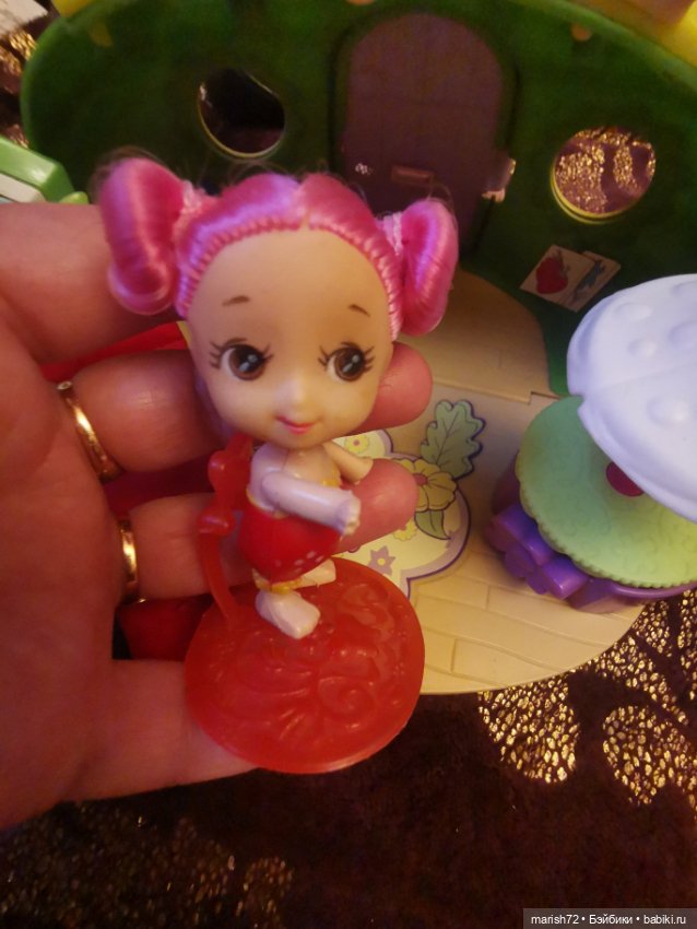 Крошечная куколка с домиком