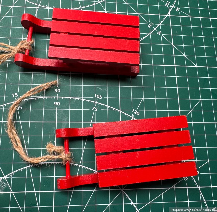 Санки деревянные красные — Миниатюра для кукол (фото 4)