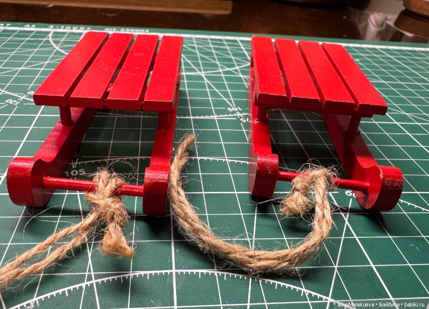 Санки деревянные красные — Миниатюра для кукол (фото 3)