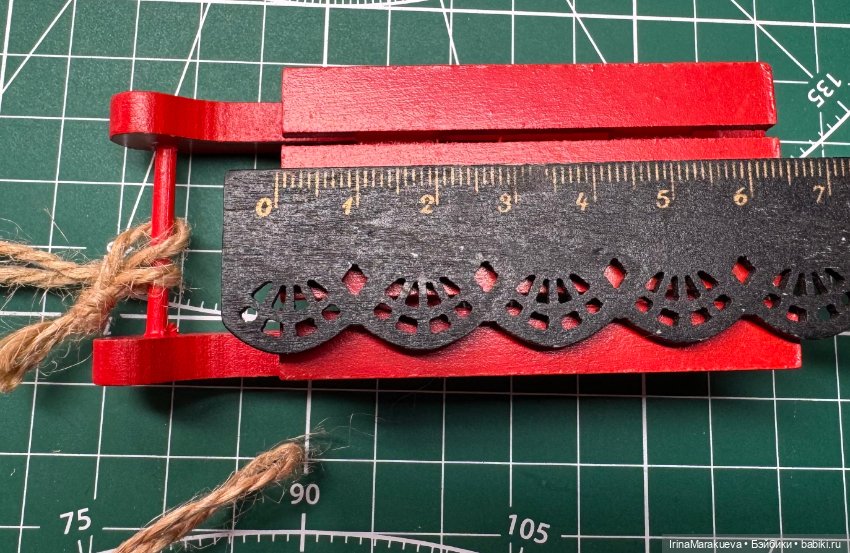 Санки деревянные красные — Миниатюра для кукол (фото 7)