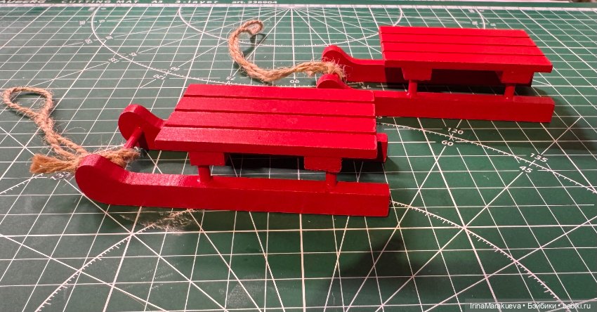 Санки деревянные красные — Миниатюра для кукол (фото 2)