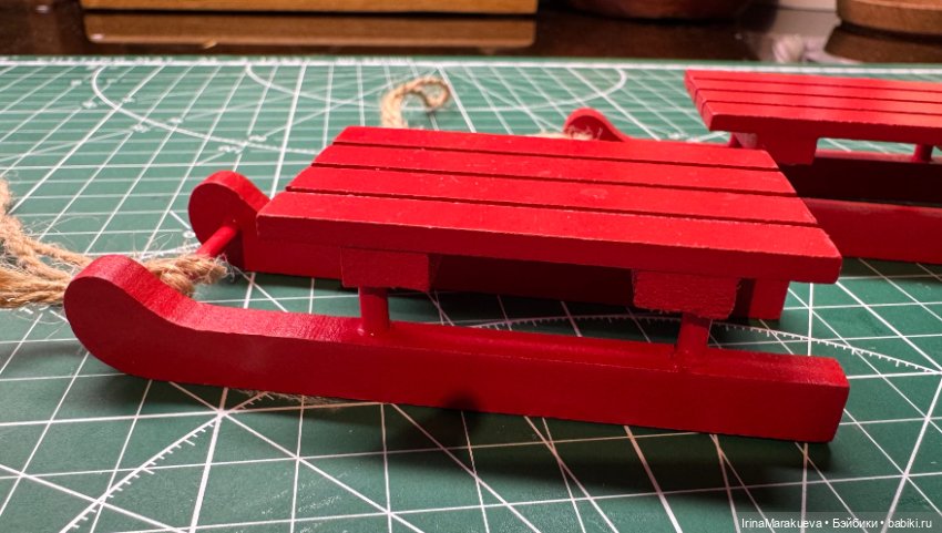 Санки деревянные красные — Миниатюра для кукол (фото 6)