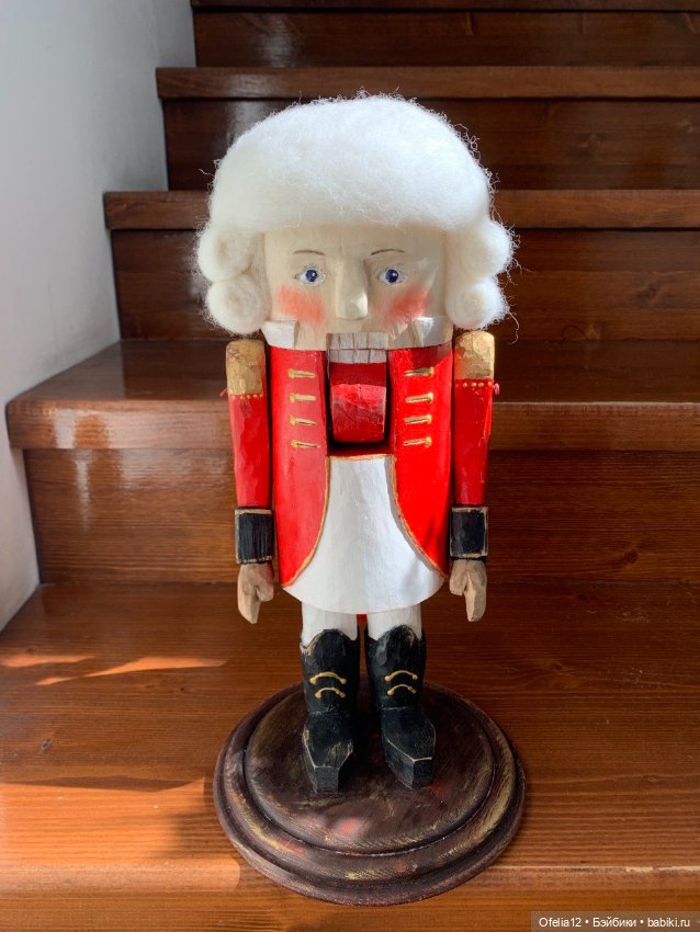 Деревянный Щелкунчик в парике (фото 2)