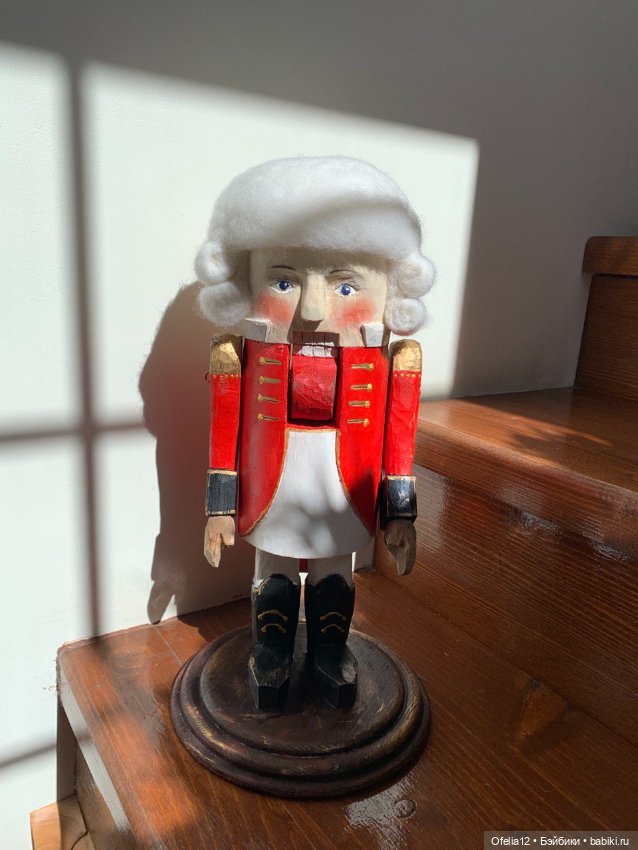 Деревянный Щелкунчик в парике