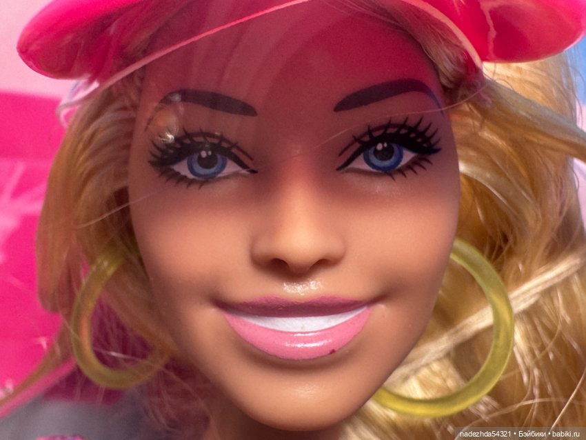 Барби Марго Робби на роликах по фильму "Барби" (фото 7)