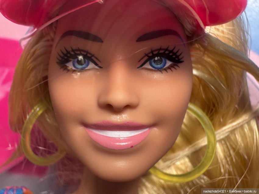 Барби Марго Робби на роликах по фильму "Барби" (фото 4)