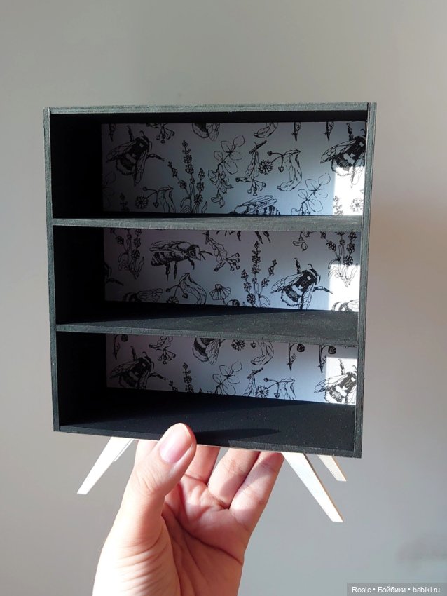 Стеллаж "чёрно-белые пчёлки"