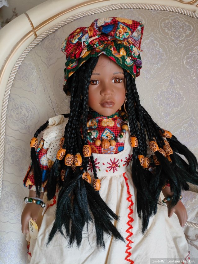 Очень красивая этническая кукла