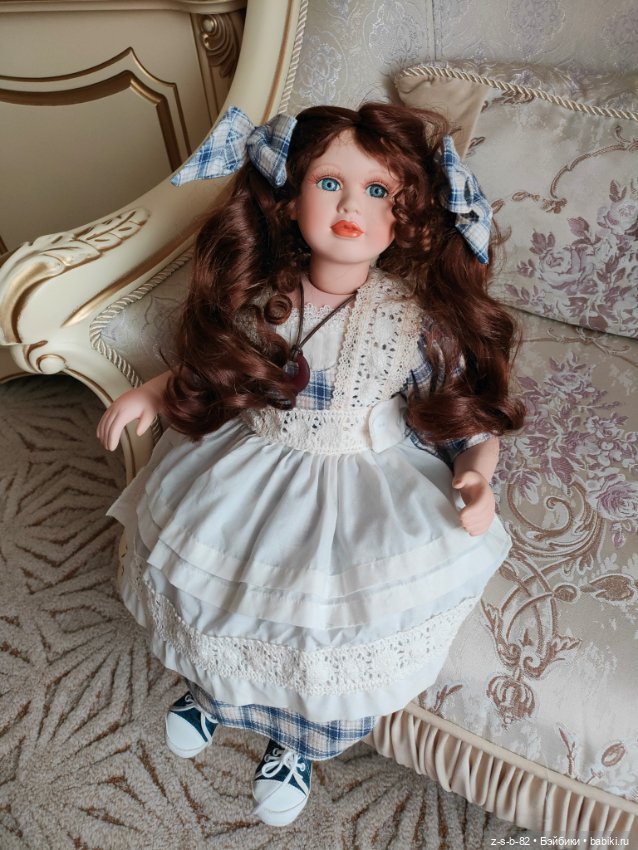 Очень яркая и красивая кукла