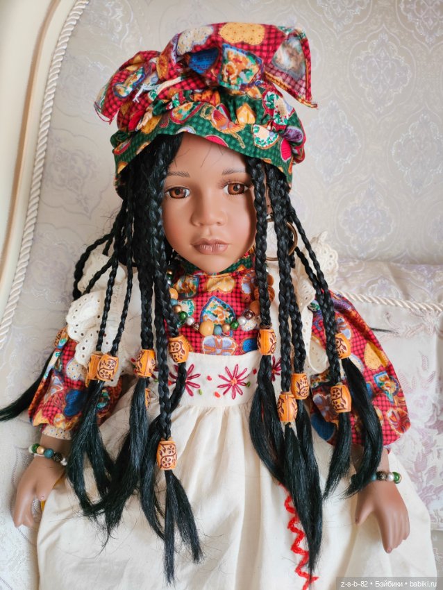Очень красивая этническая кукла