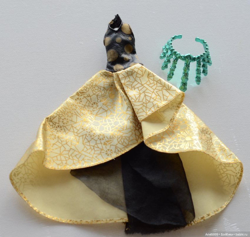 Платье с поясом от Мауседес Кинг