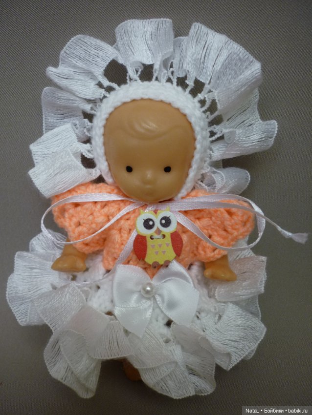 Вязаный костюм для пупсиков платье чепчик (фото 5)