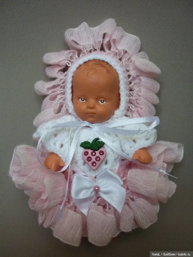 Вязаный костюм для пупсиков платье чепчик (фото 4)