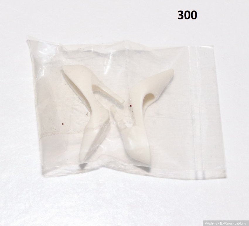 Белая обувь на барби (несколько)