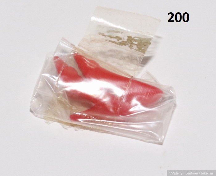 Красная обувь на барби (несколько)