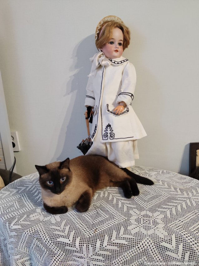 Пальто с отделкой сутажем для антикварной куклы (фото 3)