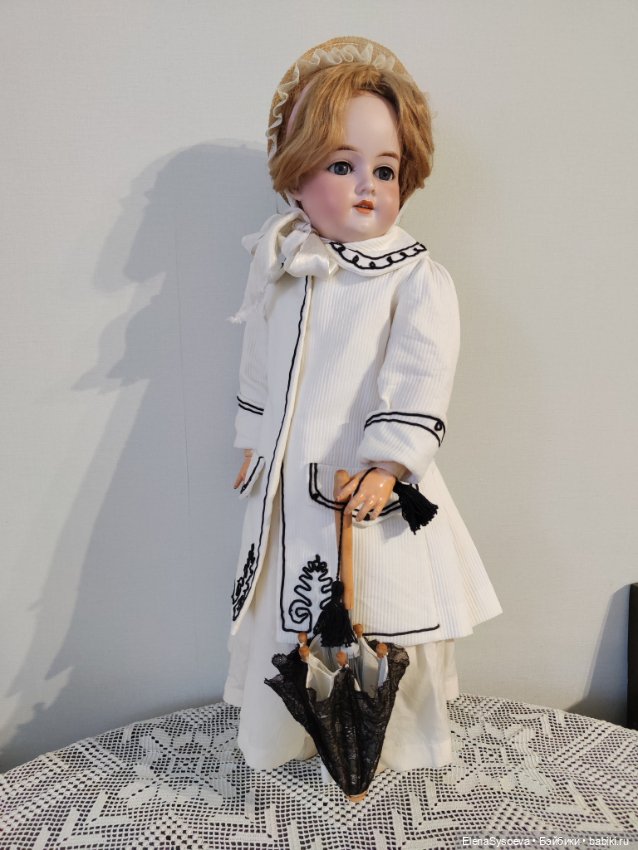 Пальто с отделкой сутажем для антикварной куклы