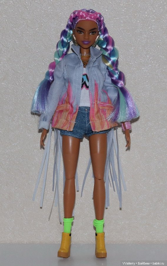 Barbie Экстра с радужными косичками
