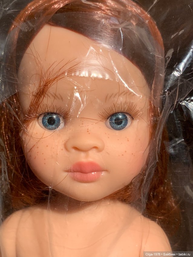 Белокожая Кэрол Нора каштановые волосы