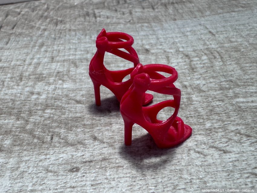 Аутфит Барби Праздничная 2022 Шатенка (3) (фото 7)