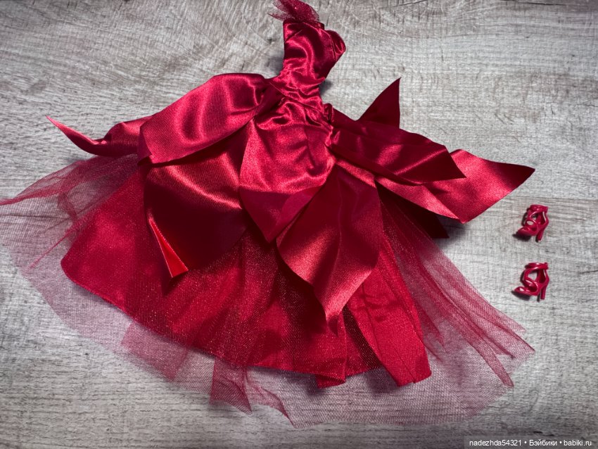 Аутфит Барби Праздничная 2022 Шатенка (3)