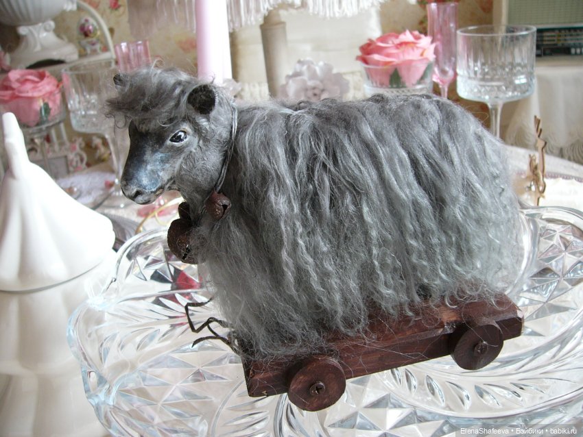 Овечка на платформе в компаньоны к куклам (фото 8)