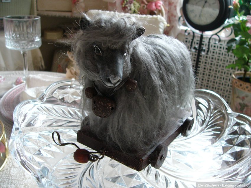 Овечка на платформе в компаньоны к куклам (фото 2)