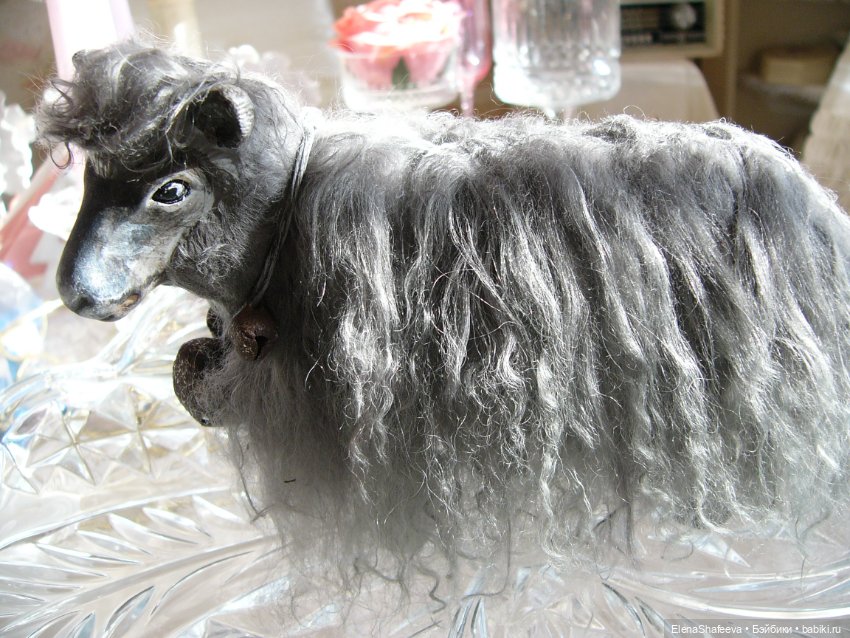 Овечка на платформе в компаньоны к куклам (фото 5)