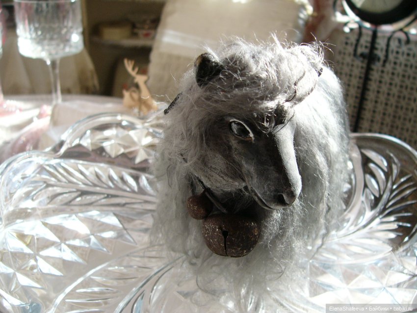 Овечка на платформе в компаньоны к куклам (фото 7)