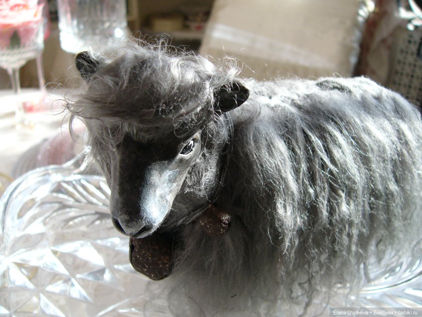 Овечка на платформе в компаньоны к куклам (фото 6)