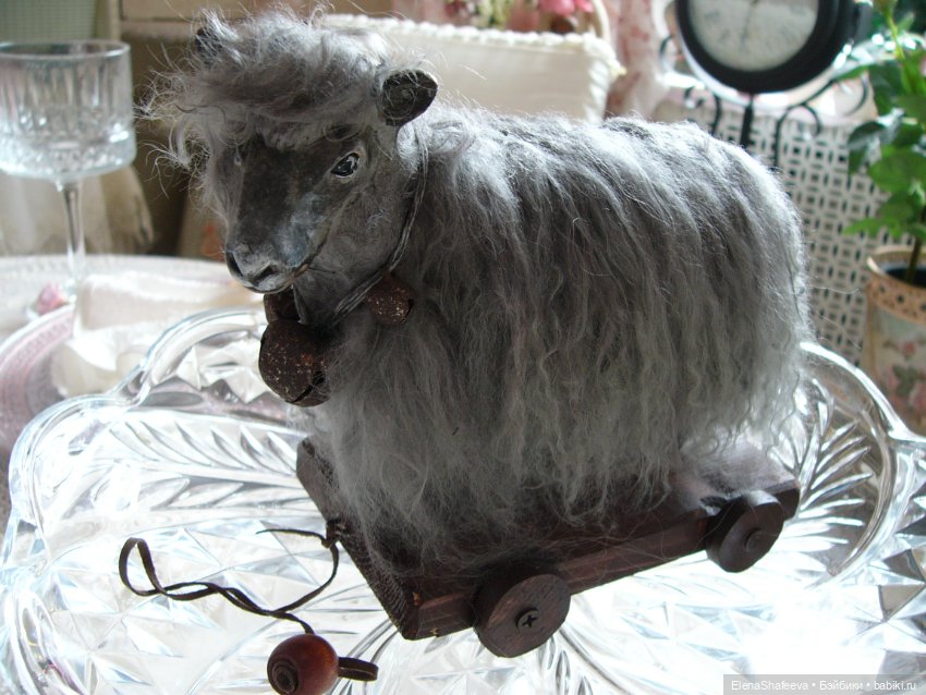 Овечка на платформе в компаньоны к куклам