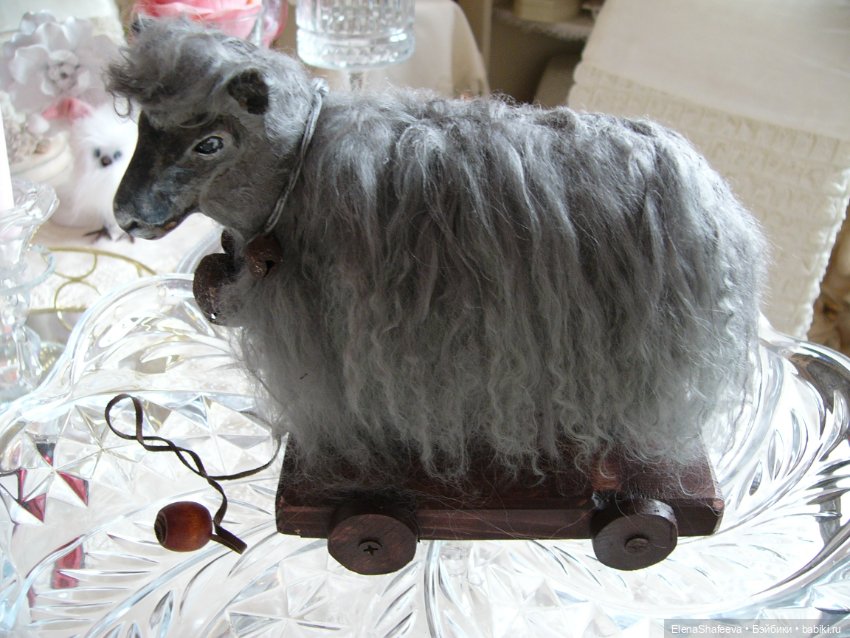 Овечка на платформе в компаньоны к куклам (фото 3)