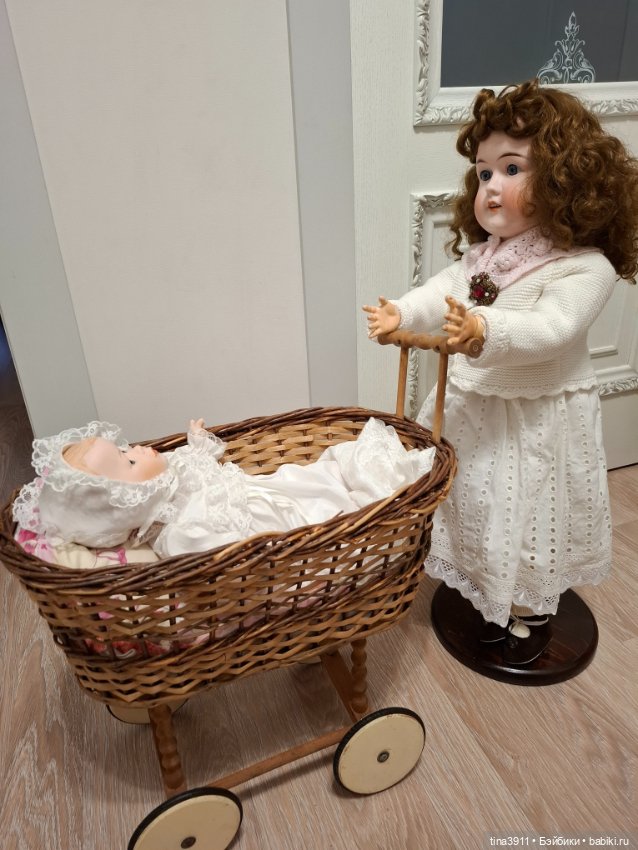 Антикварная коляска из лозы (фото 2)