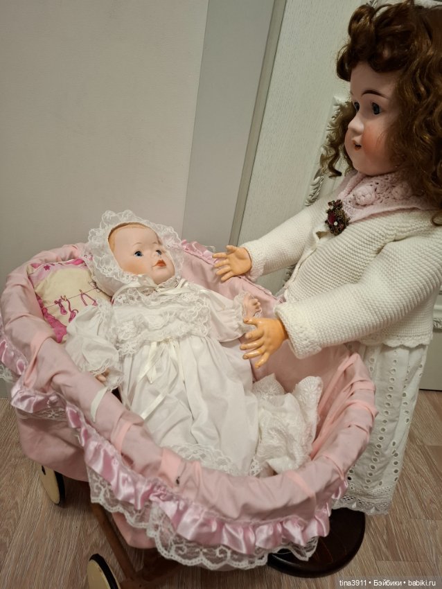 Антикварная коляска из лозы