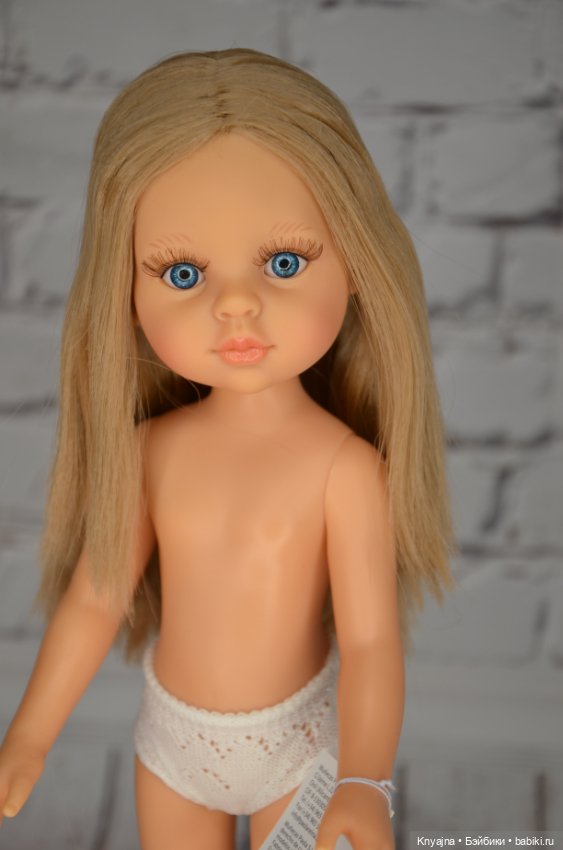 Карла с прямыми волосами и яркими глазками от Паола Рейна