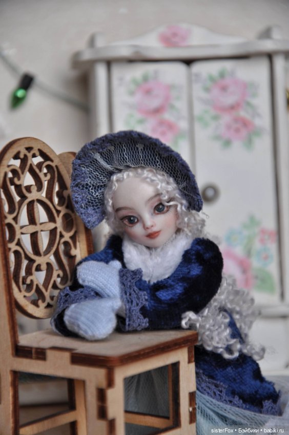 Текстильная мини-куколка с фарфоровой головкой (фото 8)