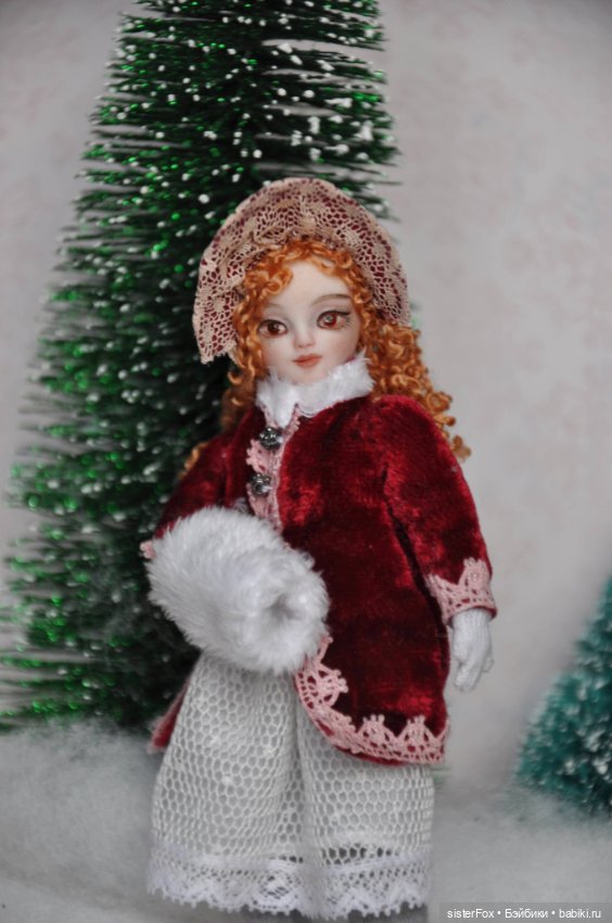 Текстильная мини-куколка с фарфоровой головкой (фото 6)