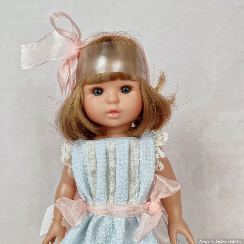 Berjuan, кукла София блондинка с каре , 32 см, голубое платье (фото 6)