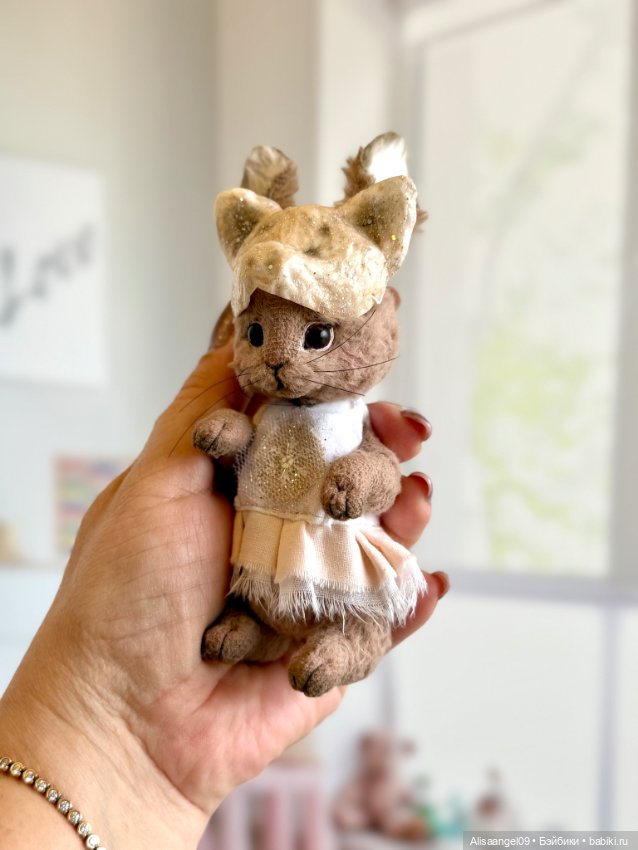 Зайчик с маской поросенка