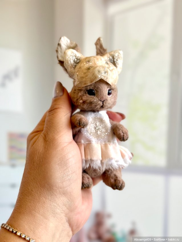 Зайчик с маской поросенка (фото 2)