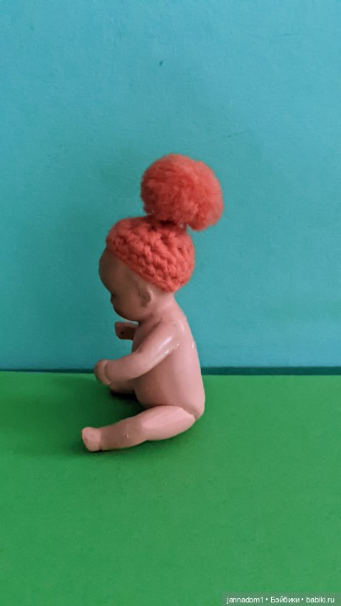 Керамический пупсик Hertwig 1508 в шапочке, высота 8 см (фото 3)