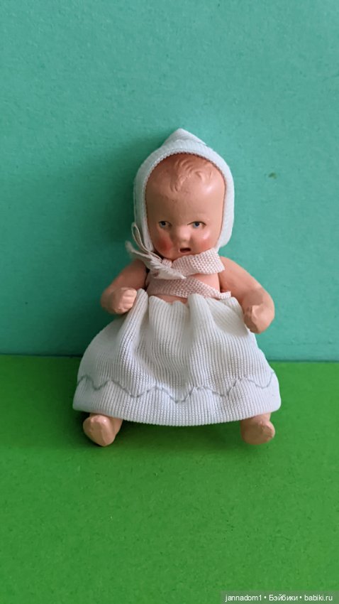 Керамический пупсик Hertwig 1508 в белом платье и шапочке, высота 8 см (фото 2)