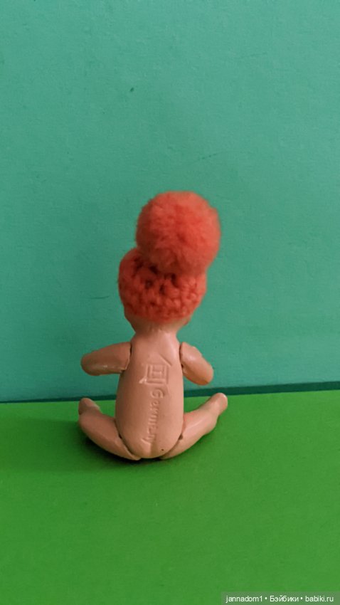 Керамический пупсик Hertwig 1508 в шапочке, высота 8 см (фото 4)